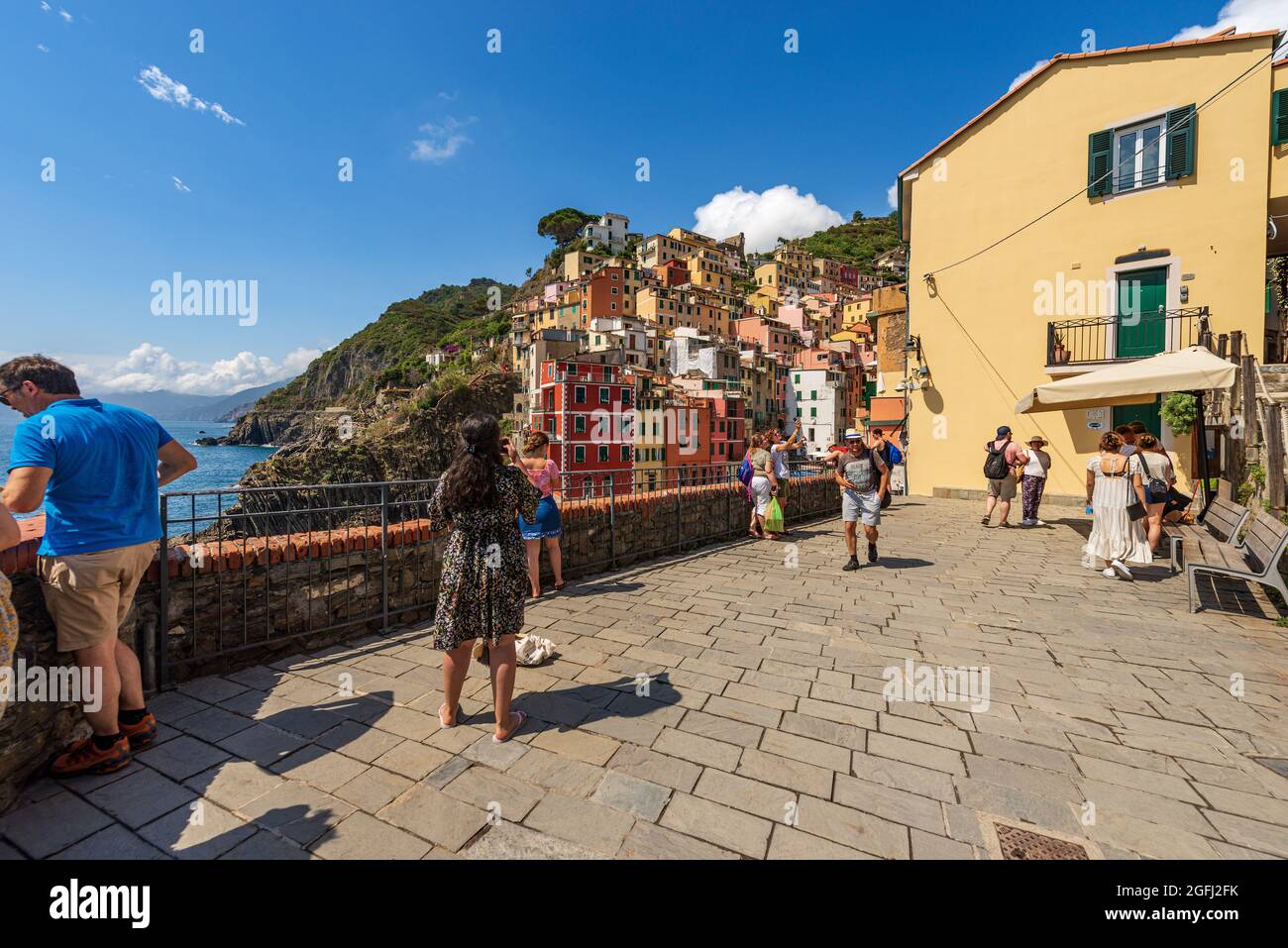 El famoso pueblo de Riomaggiore, el Parque Nacional Cinque Terre en Liguria, La Spezia, Italia, Europa. Patrimonio de la Humanidad de la UNESCO. Foto de stock