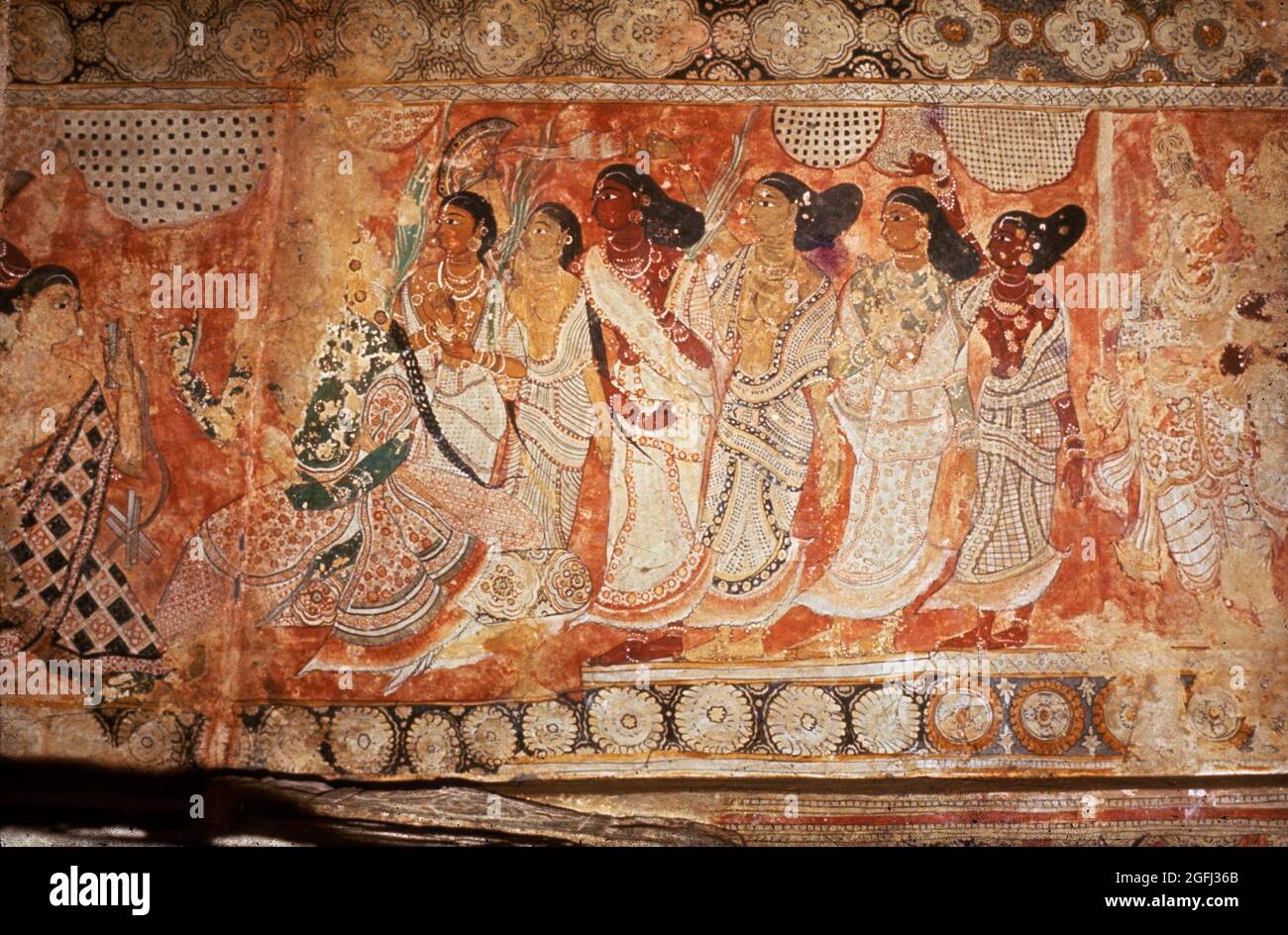 India: Lepakshi, Veerabhadra Swamy Temple 16 siglo D.C. Pintura en el techo de la Rangamandapa, Maids en asistencia en Parvati. Foto de stock