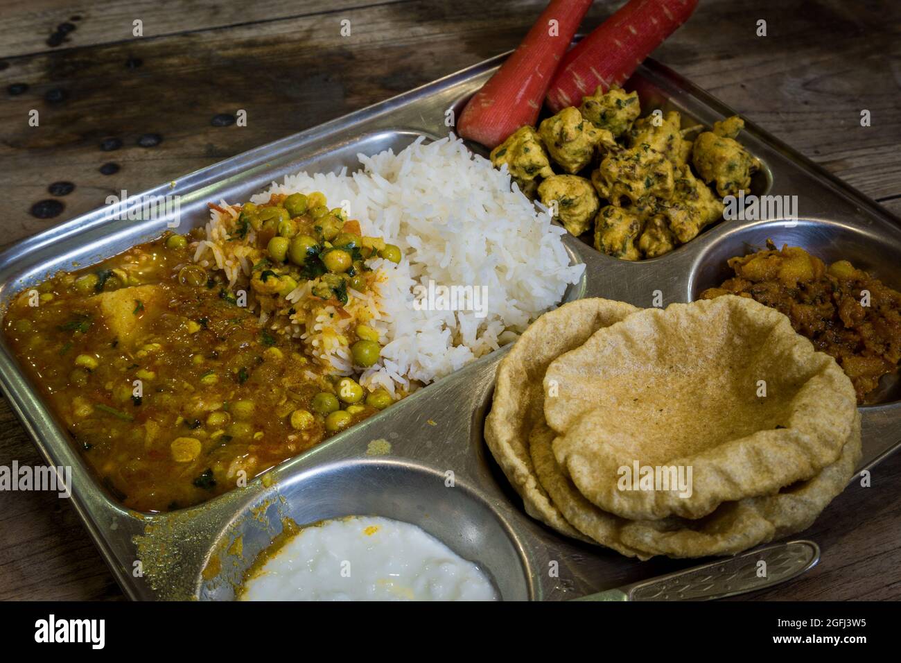 Un primer plano de una comida casera de platos completos del norte de la  India. La India es un país enorme y su comida tiene una amplia variedad de  sabores Fotografía de