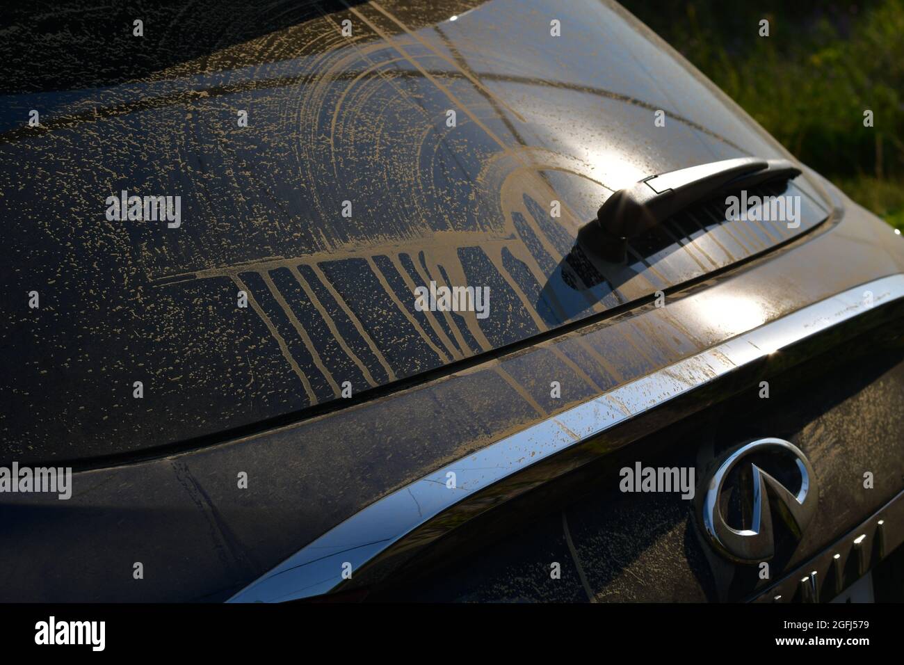 primer plano del limpiaparabrisas trasero en un coche rojo. Ventana trasera  del coche con antivaho. al aire libre. 18957496 Foto de stock en Vecteezy