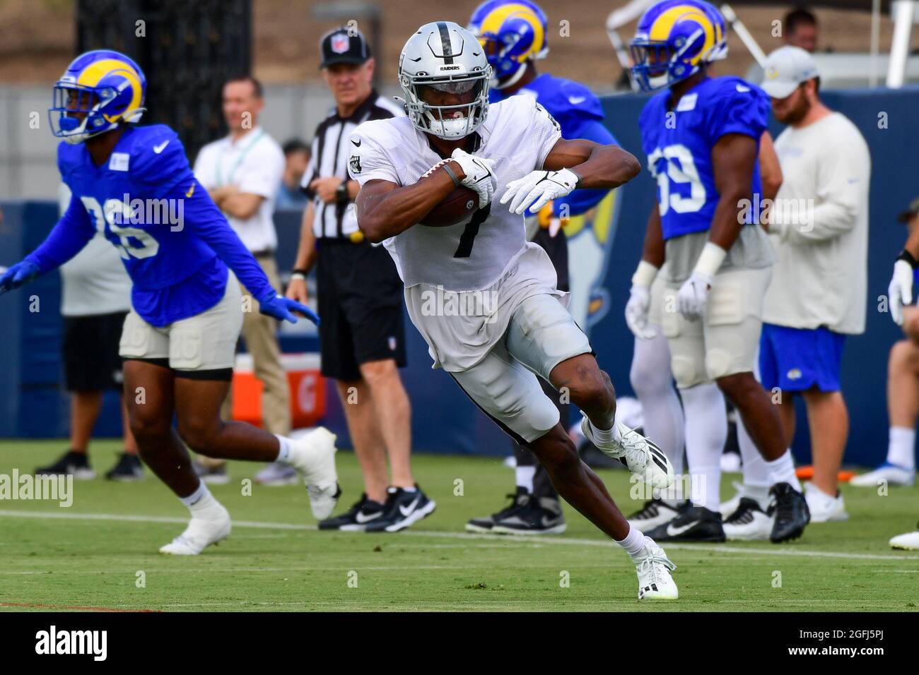 El receptor ancho de Las Vegas Raiders Zay Jones (7) durante el campamento de entrenamiento el jueves, 19 de agosto de 2021, en Thousand Oaks, California (Dylan Stewart/Image of Sport) Foto de stock