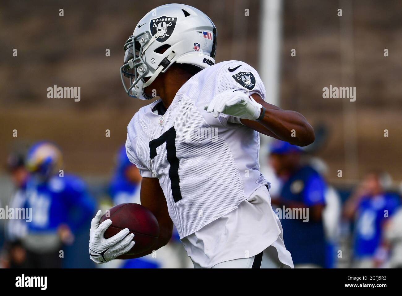 El receptor ancho de Las Vegas Raiders Zay Jones (7) durante el campamento de entrenamiento el jueves, 19 de agosto de 2021, en Thousand Oaks, California (Dylan Stewart/Image of Sport) Foto de stock