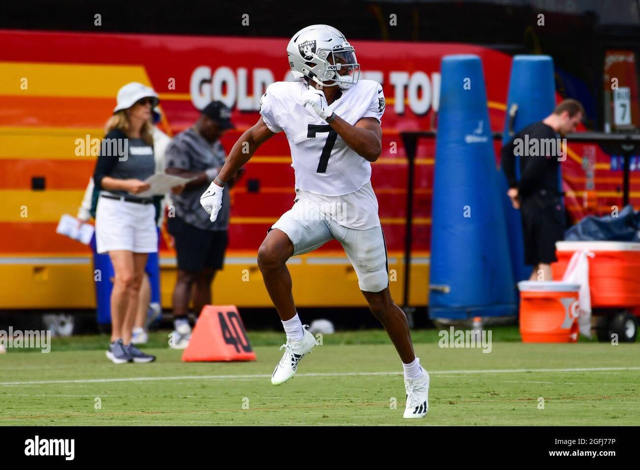 El receptor ancho de Las Vegas Raiders Zay Jones (7) durante el campamento de entrenamiento el jueves, 19 de agosto de 2021, en Thousand Oaks, California (Dylan Stewart/Image of Sport) Foto de stock