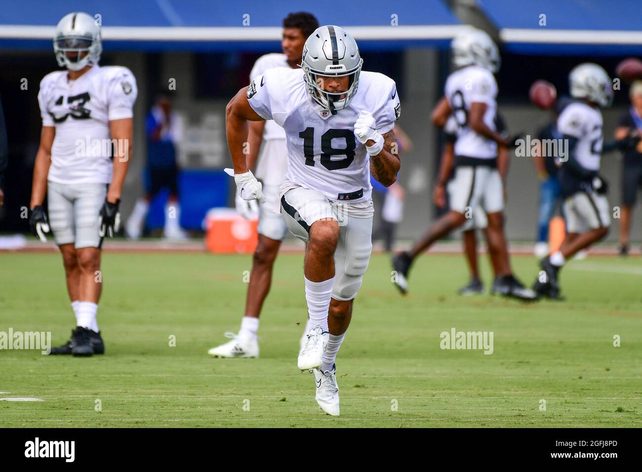 El receptor ancho de Las Vegas Raiders Keelan Doss (18) durante el campamento de entrenamiento el jueves, 19 de agosto de 2021, en Thousand Oaks, California (Dylan Stewart/Image of Spor Foto de stock