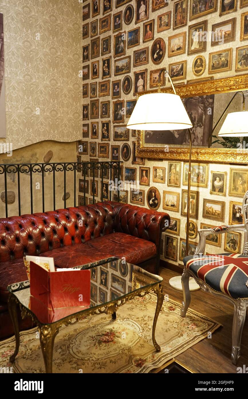 Diseño interior y de estar decorada con sofá de cuero rojo y muebles antiguos Fotografía de stock - Alamy