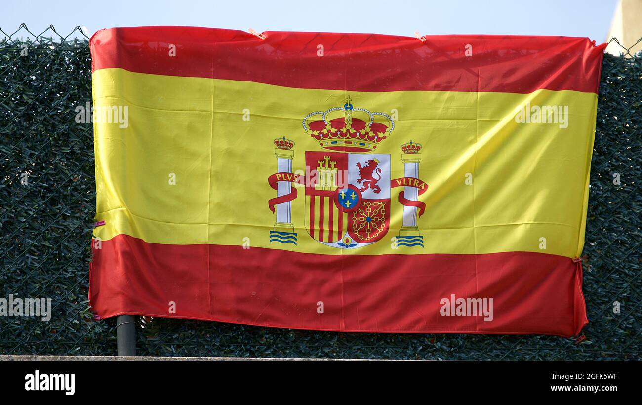 Bandera de España en una valla, Europa Foto de stock