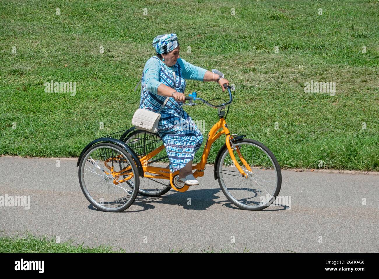 Triciclo adulto fotografías e imágenes de alta resolución - Alamy