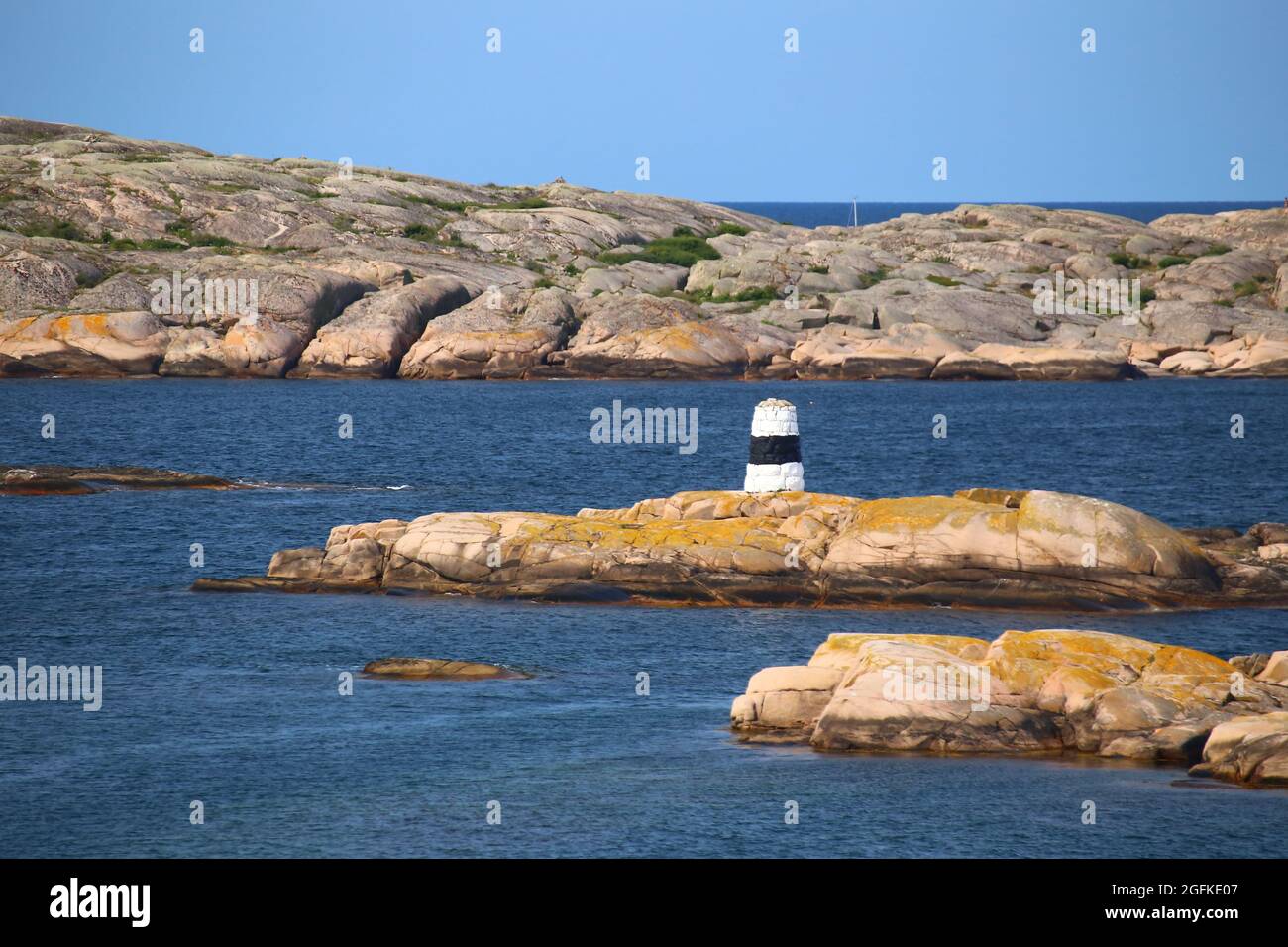 Roca cairn que marca la vía fluvial en la costa rocosa de Smogen en Suecia. Foto de stock