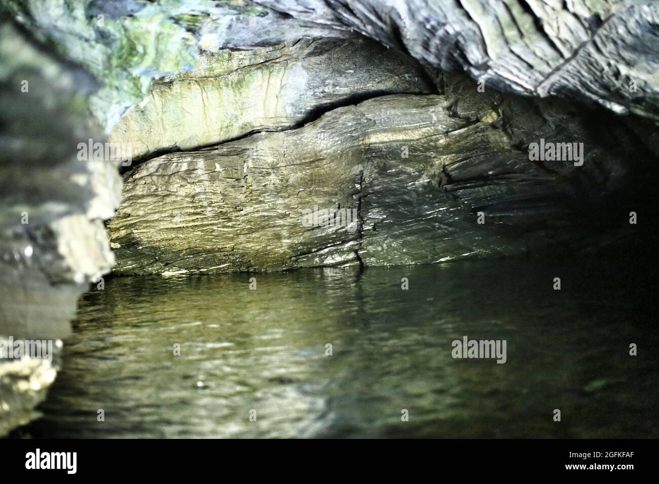 Nivel del agua dentro de la cueva Bjorkliden en Laponia sueca. Foto de stock