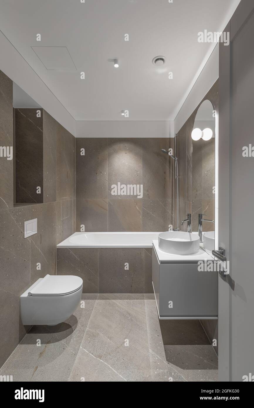 Moderno baño minimalista con diseño interior beige, azulejos de mármol y  muebles de color beige Fotografía de stock - Alamy