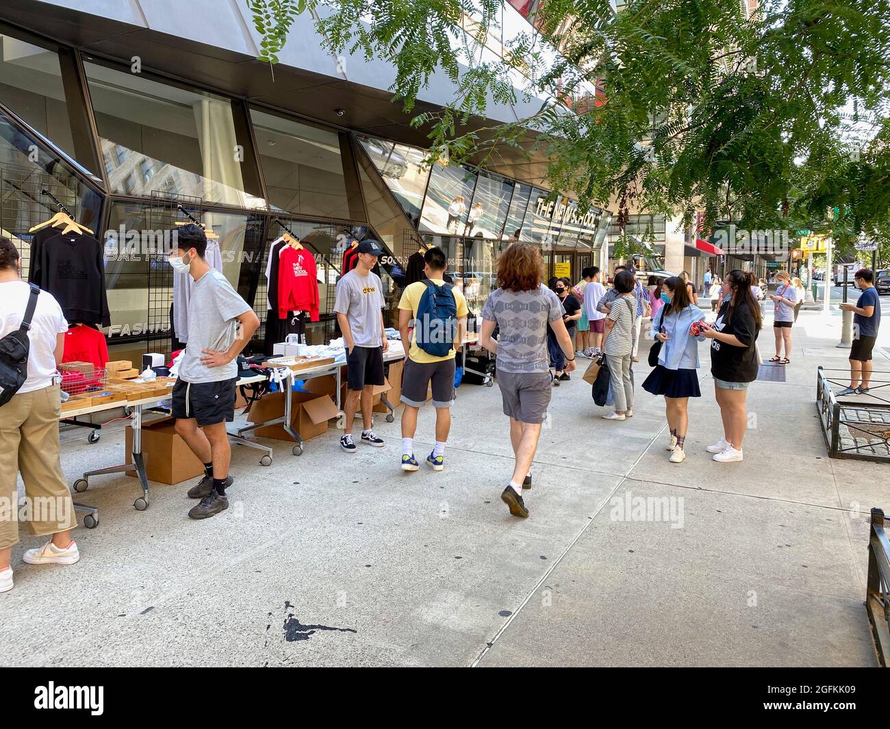 Nueva York, NY, EE.UU. - 25 de agosto de 2021: Distribuyendo folletos a una nueva clase en la New School usando la acera en un día soleado y agradable. Foto de stock