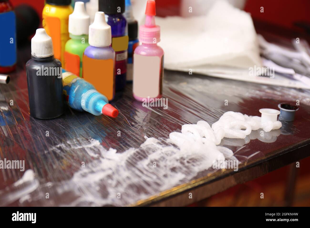 Botellas con colores y tintas de tatuaje vaselina sobre mesa de madera  vista cercana Fotografía de stock - Alamy