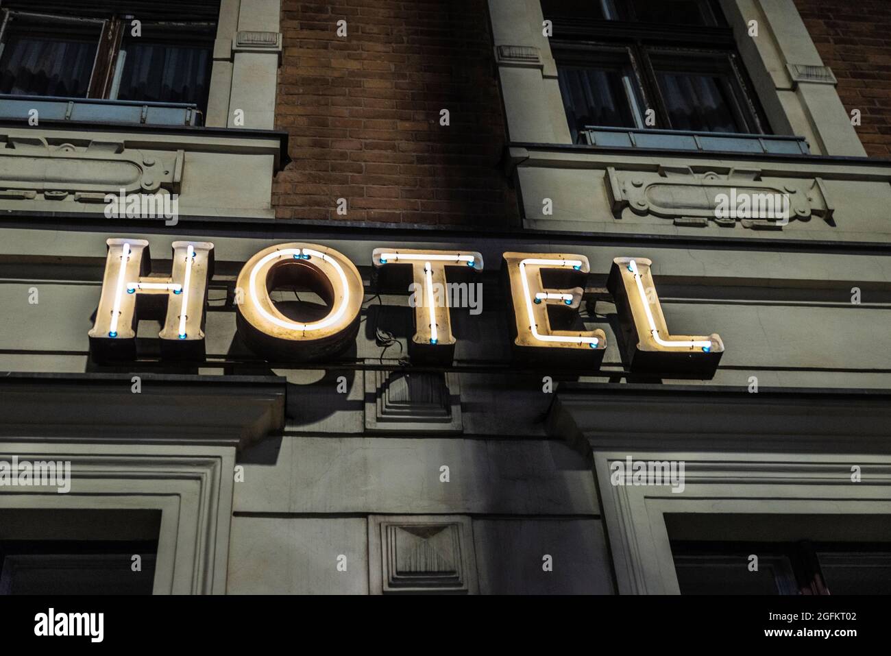 Signo iluminado de un hotel por la noche en Cracovia, Polonia Foto de stock