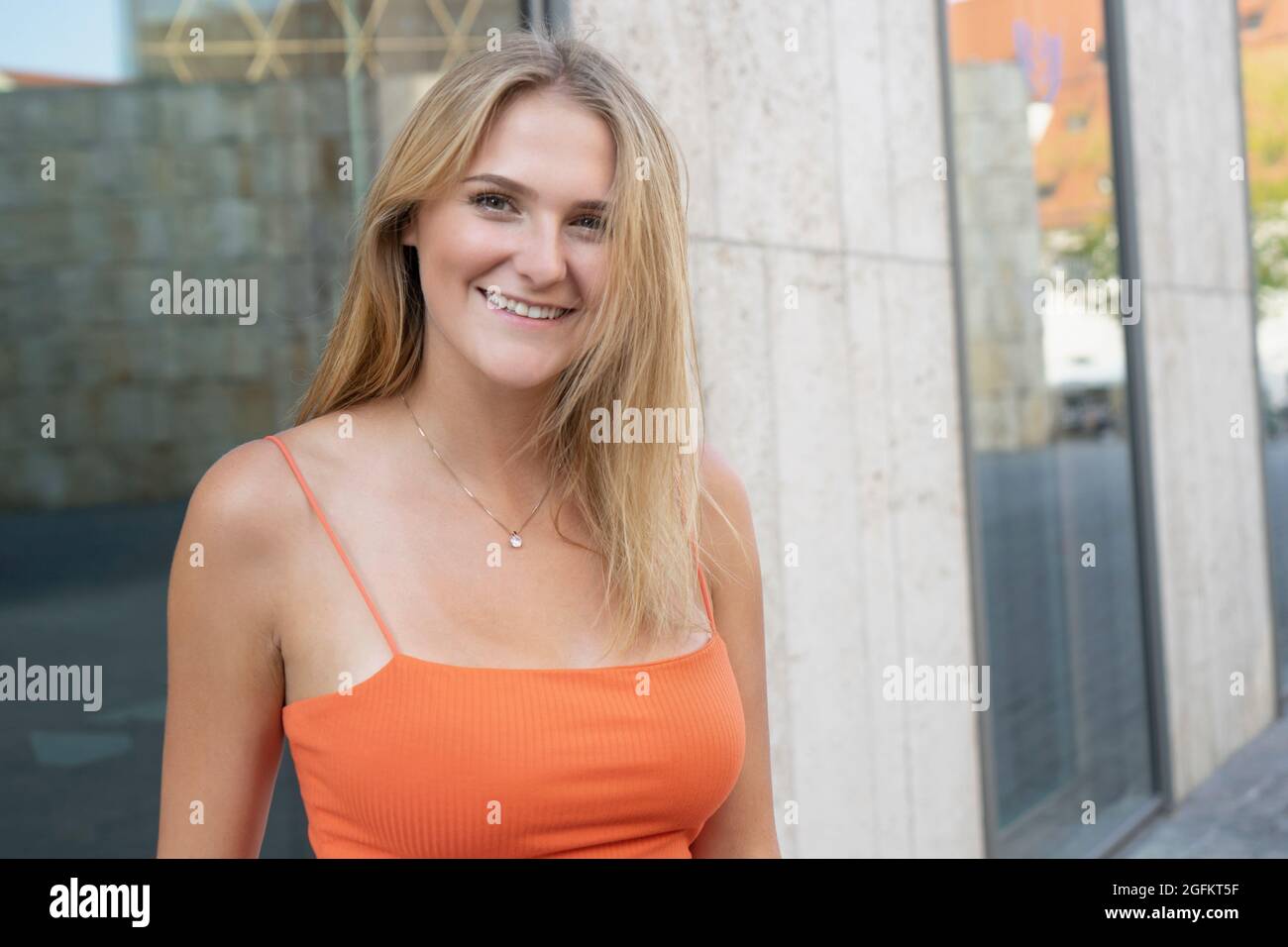 Retrato de una mujer sonriendo a cámara en Munich Foto de stock