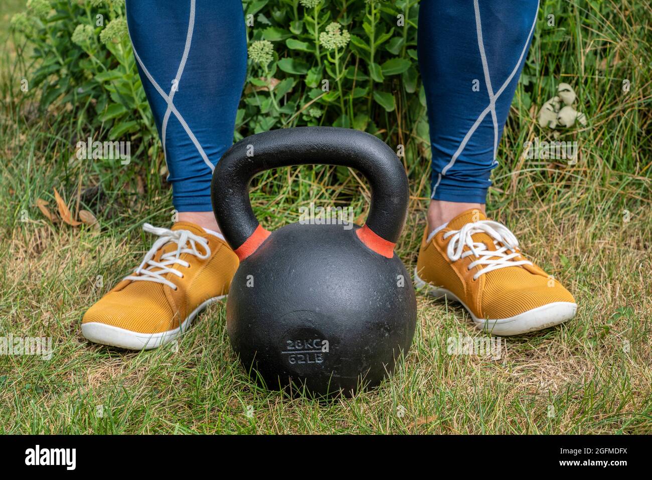 concepto de la aptitud casera - entrenamiento del peso con una competición  pesada del hierro kettlebell en un patio trasero Fotografía de stock - Alamy