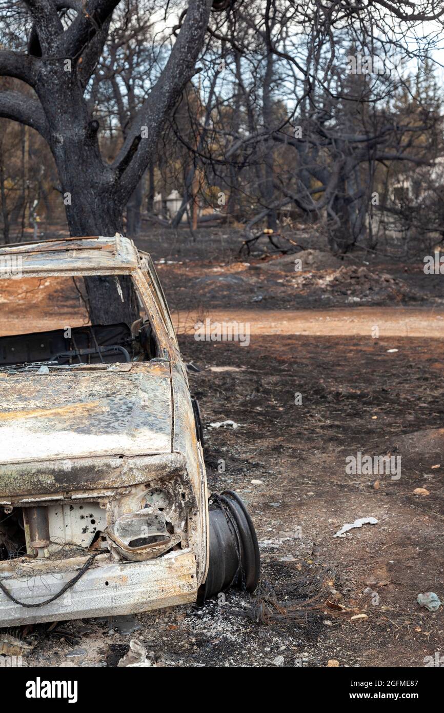 Se quemó un automóvil después de los devastadores incendios forestales en el Monte Parnitha, en la región de Attica, Grecia, Europa, a principios de agosto de 2021. Foto de stock