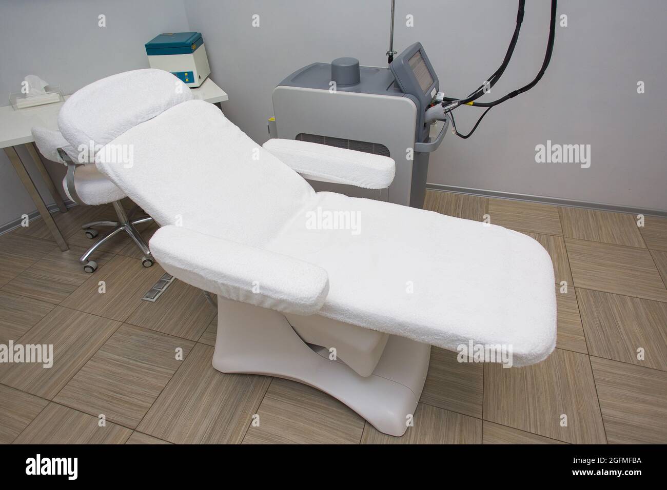 Equipo de depilación láser en la clínica de cosmetología moderna depilación  del cabello Fotografía de stock - Alamy