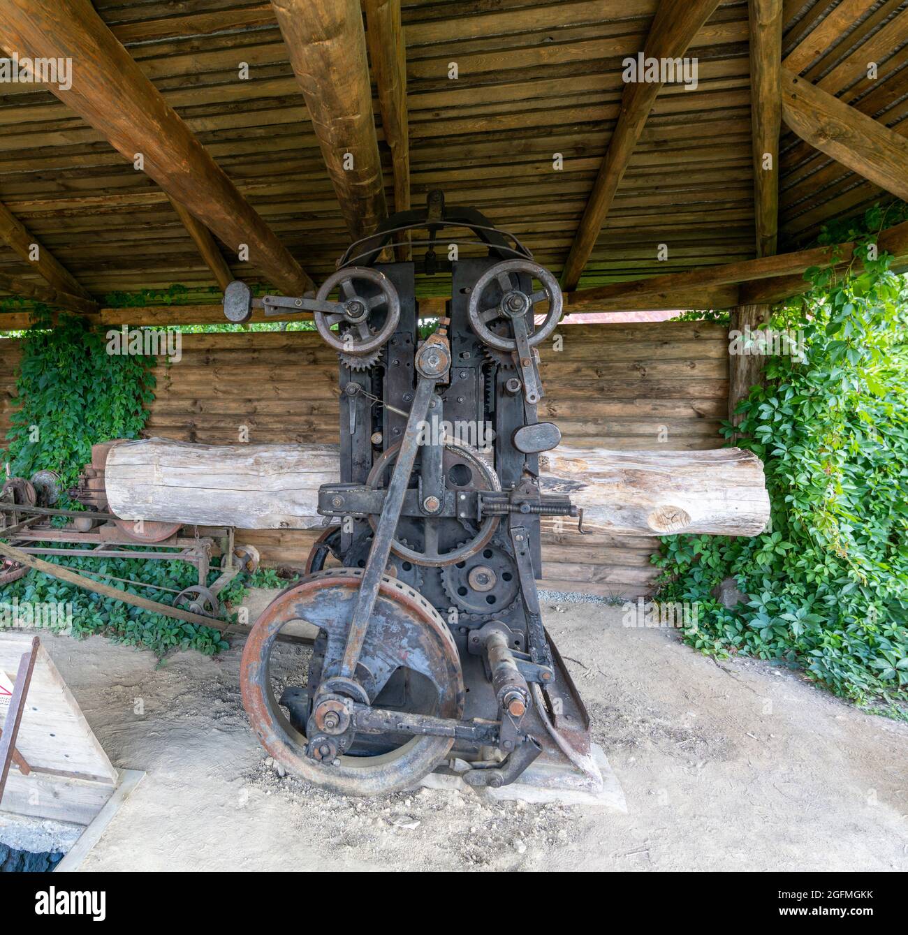 Máquinas de corte de árboles fotografías e imágenes de alta resolución -  Alamy