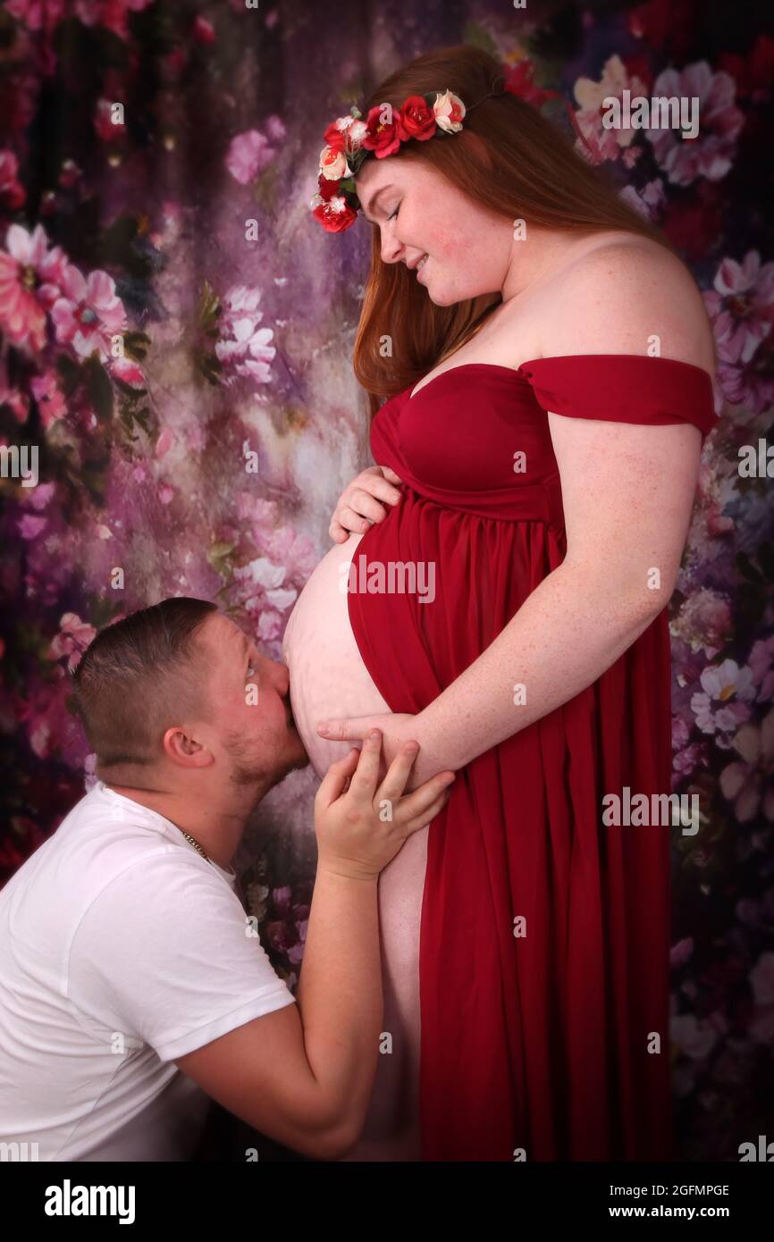 boom de bebé pandémico, familia joven esperando allí el primer bebé Foto de stock