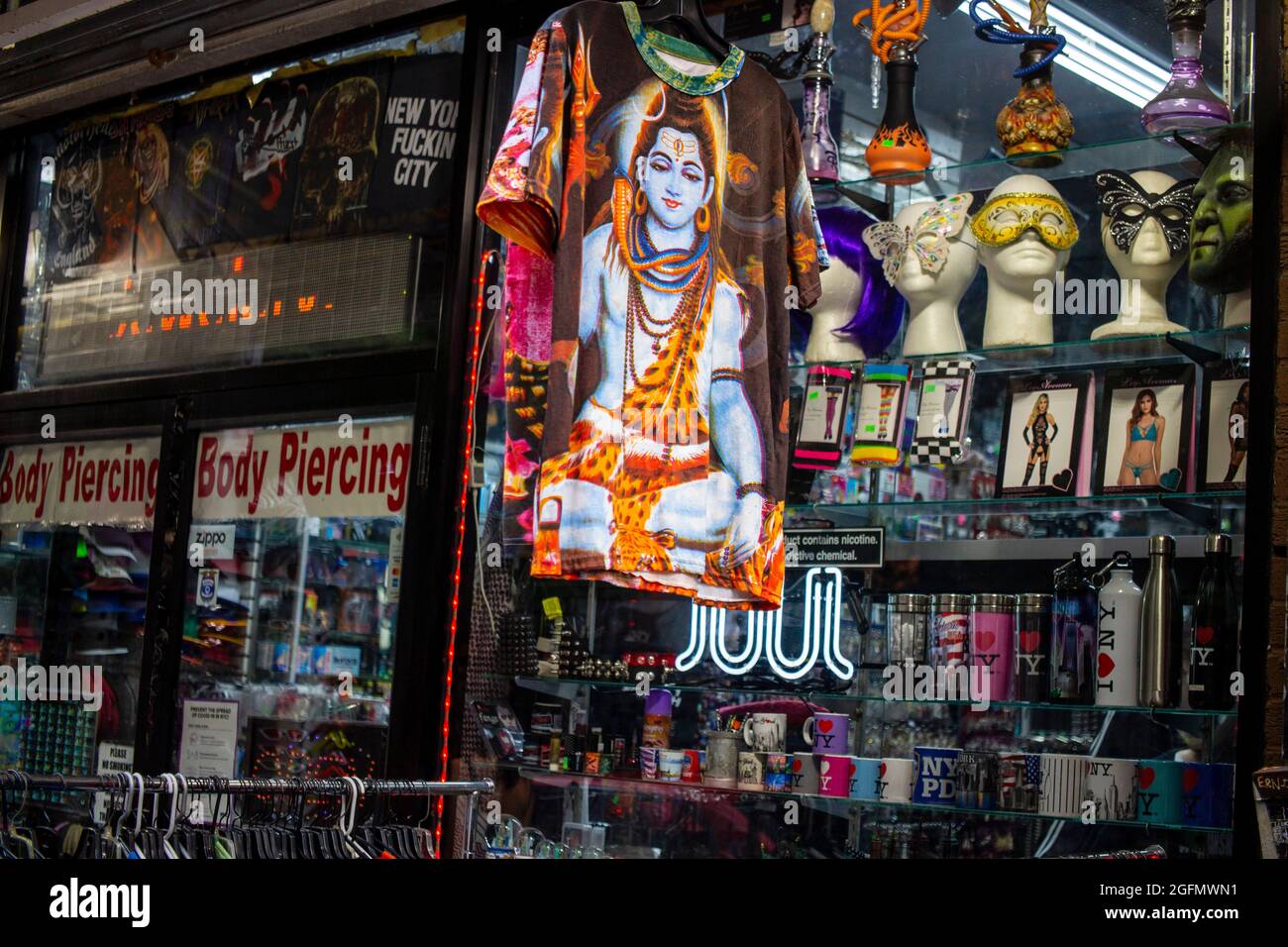 Nueva York, NY, EE.UU. 20th de agosto de 2021. Camiseta del dios hindú Shiva en el lugar de San MarkÃ¢â‚¬â„¢, 20 de agosto de 2021. (Imagen de crédito: © John Marshall Mantel/ZUMA Press Wire) Foto de stock