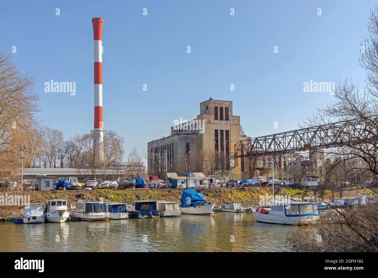 Belgrado, Serbia - 3 de marzo de 2021: Energía y luz de la estación térmica disfuncional en el puerto del río Danubio. Foto de stock