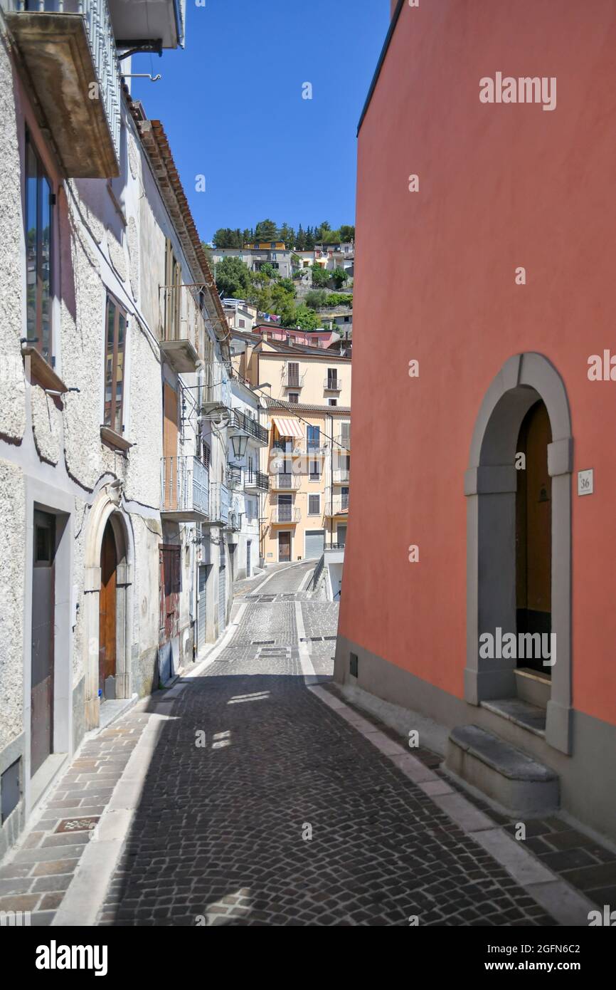 Una pequeña calle entre las antiguas casas de Castelluccio Superiore, un pequeño pueblo en la provincia de Potenza en Basilicata, Italia. Foto de stock