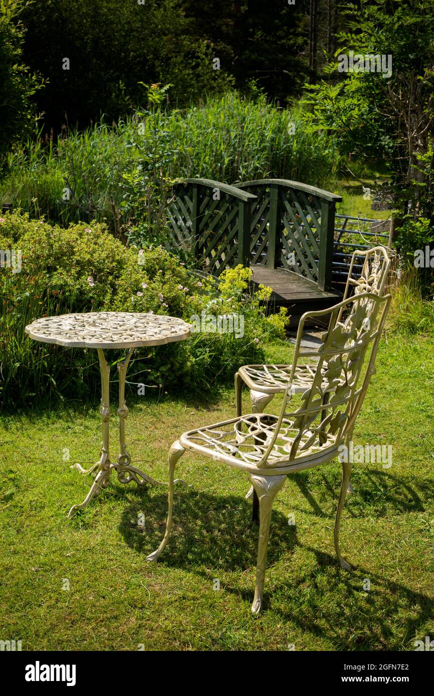 bistro, sillas y mesa en el jardín de verano Foto de stock