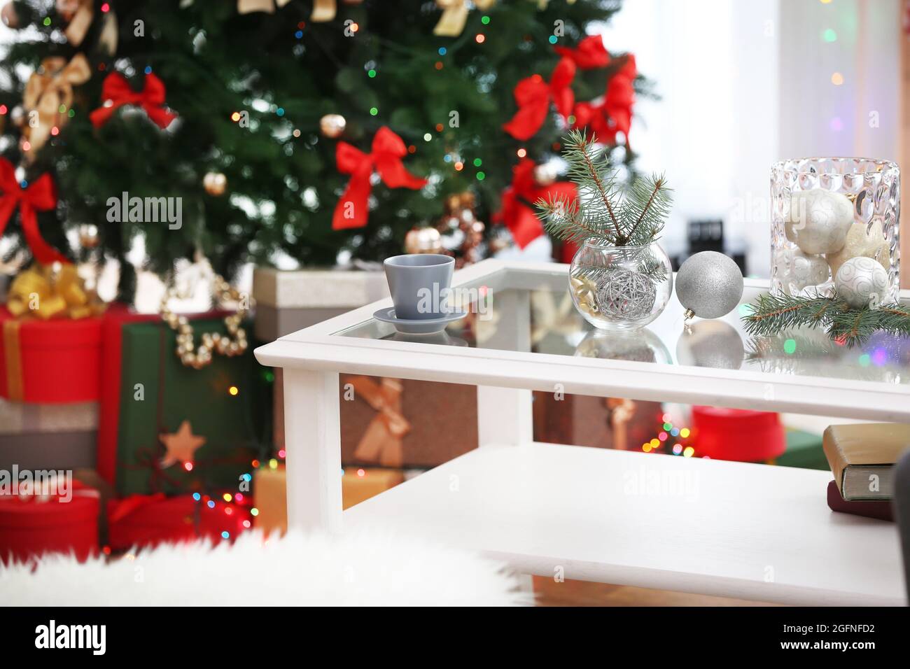 Jarrones de copa y cristal con decoración navideña sobre mesa blanca en la  sala de estar decorada para Navidad Fotografía de stock - Alamy