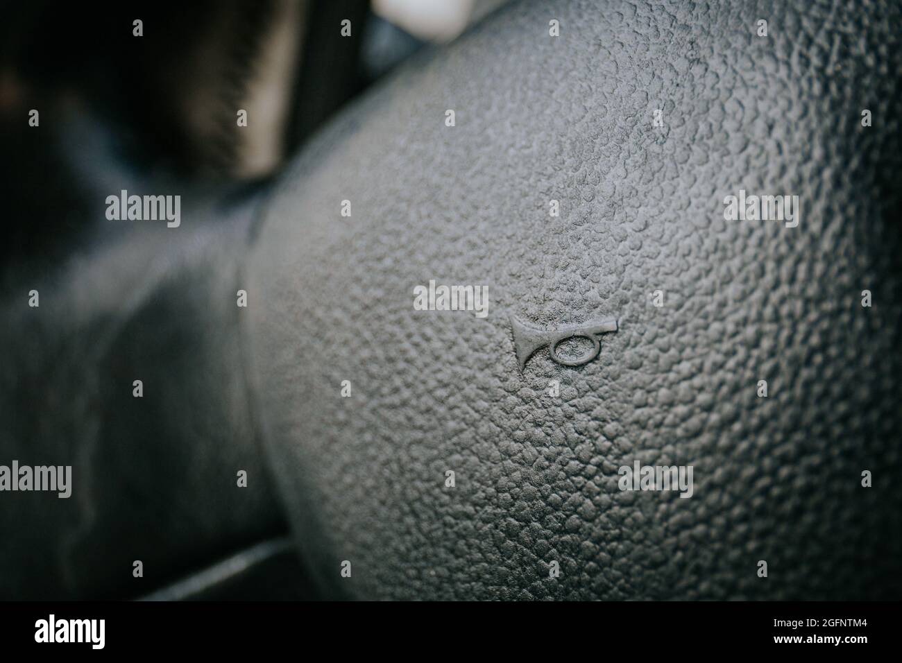 Símbolo de la bocina de un coche volante Fotografía de stock - Alamy