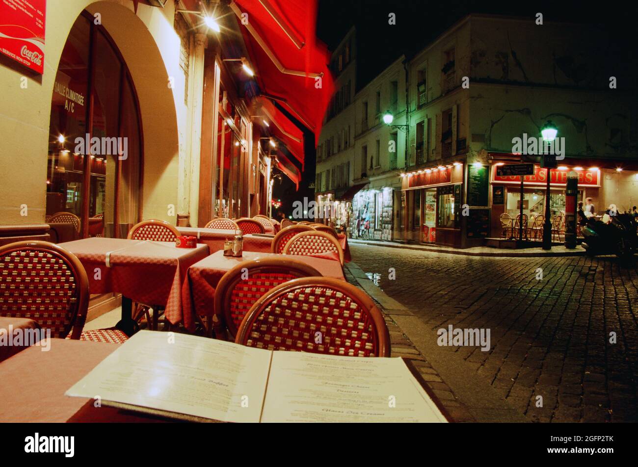 Montmartre Paris café al aire libre por la noche Foto de stock