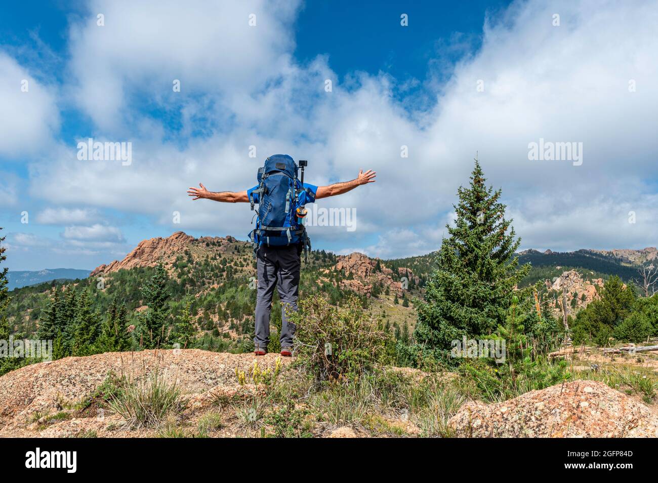 Mochilero sujetando los brazos mientras mira el vasto paisaje de Lost Creek Wilderness en Colorado Foto de stock
