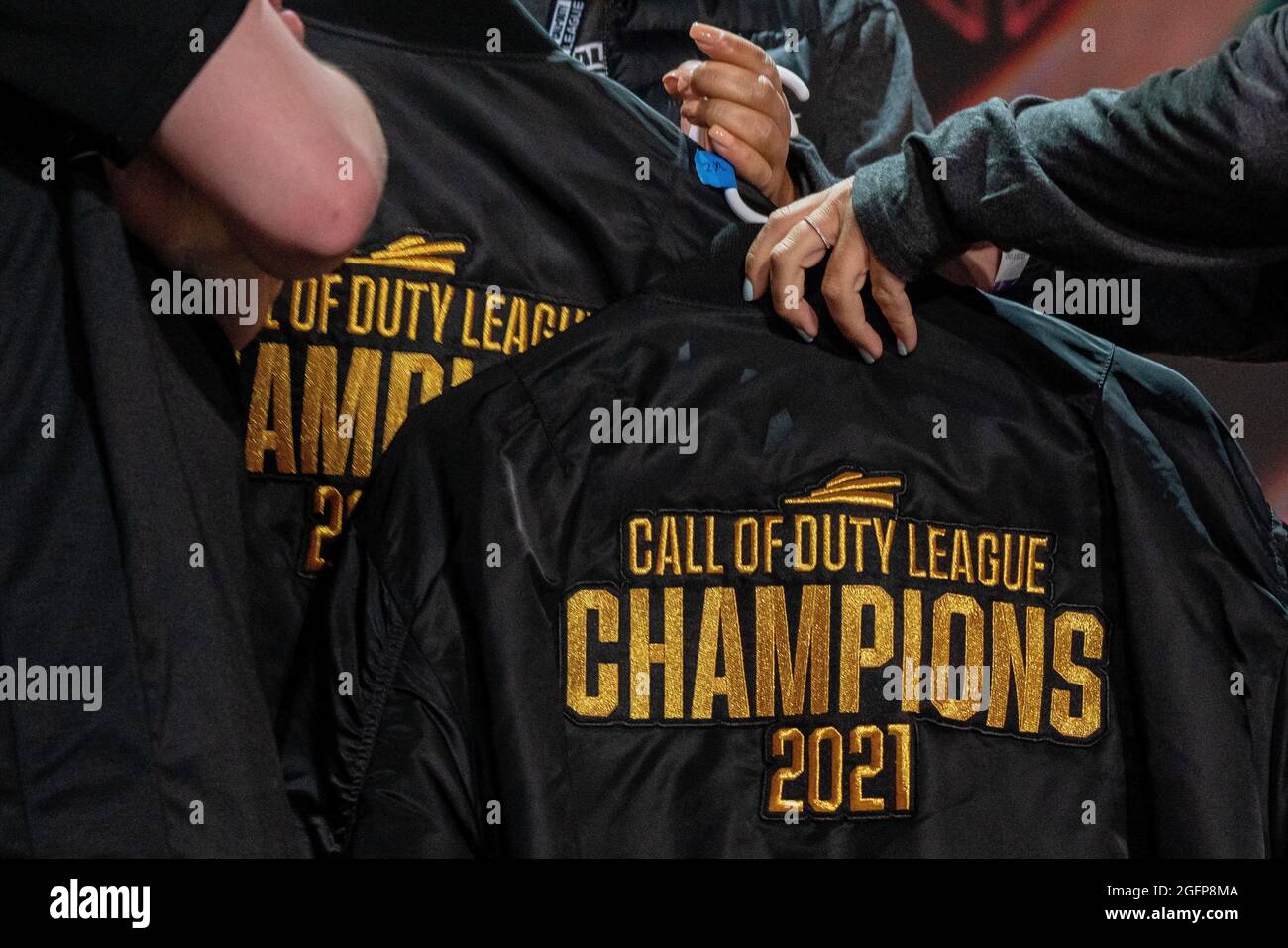 Los Ángeles, California, Estados Unidos. 22nd de agosto de 2021. Las  chaquetas del campeonato se entregan después de que el Atlanta FaZe venció  al Toronto Ultra 5 - 3 durante la ronda