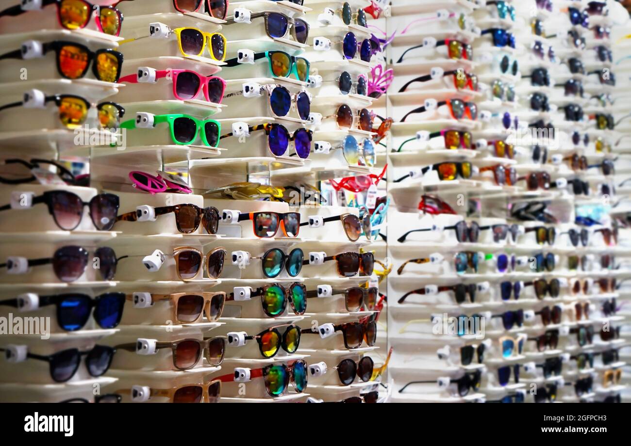 Stand con gafas de sol en una tienda Fotografía de stock - Alamy