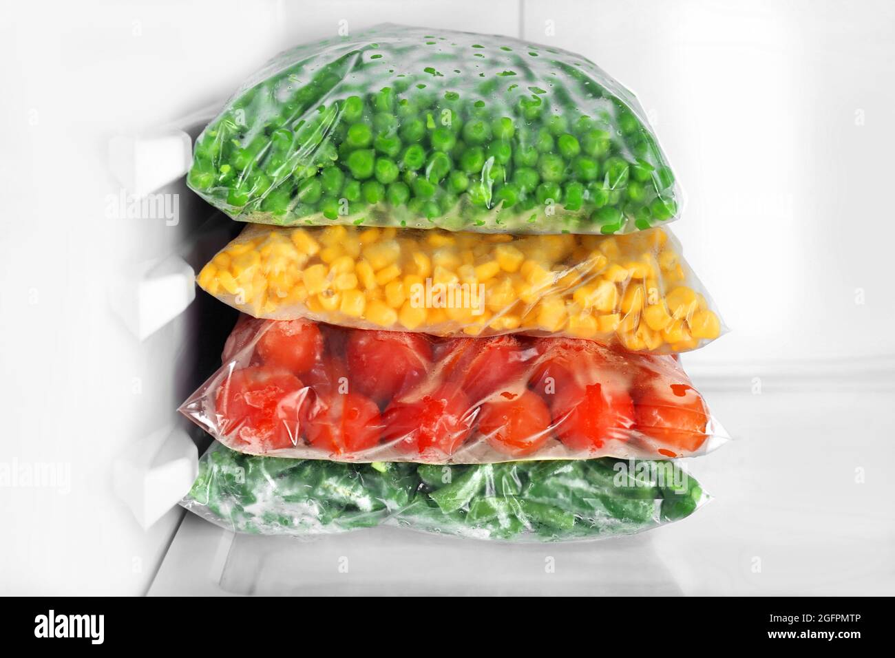 Bolsas con verduras congeladas en refrigerador, closeup Fotografía de stock  - Alamy