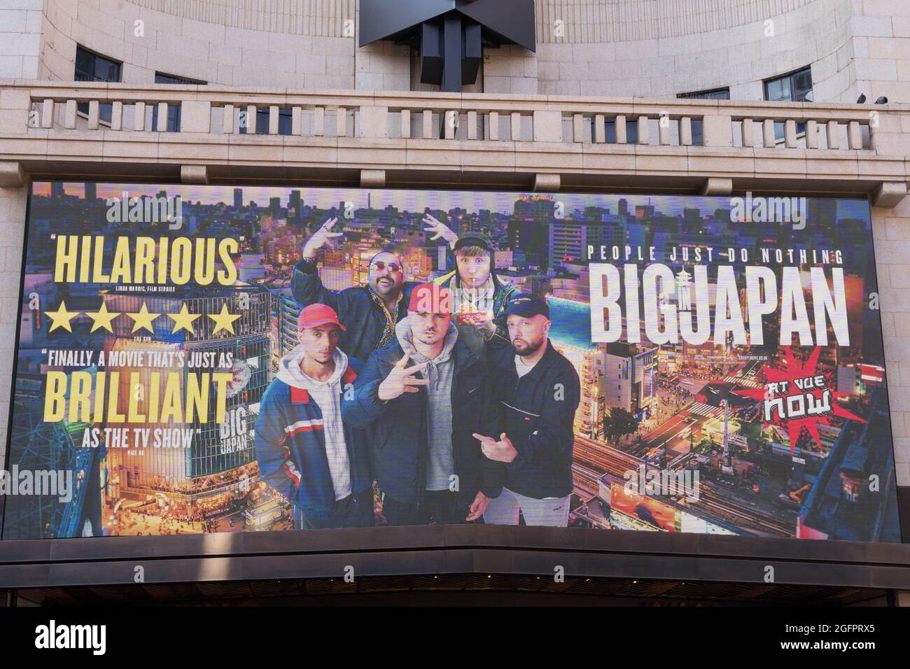 Cartel de cine para la gente simplemente no hacer nada: Grande en Japón en  pantalla LED digital Londres Inglaterra Fotografía de stock - Alamy