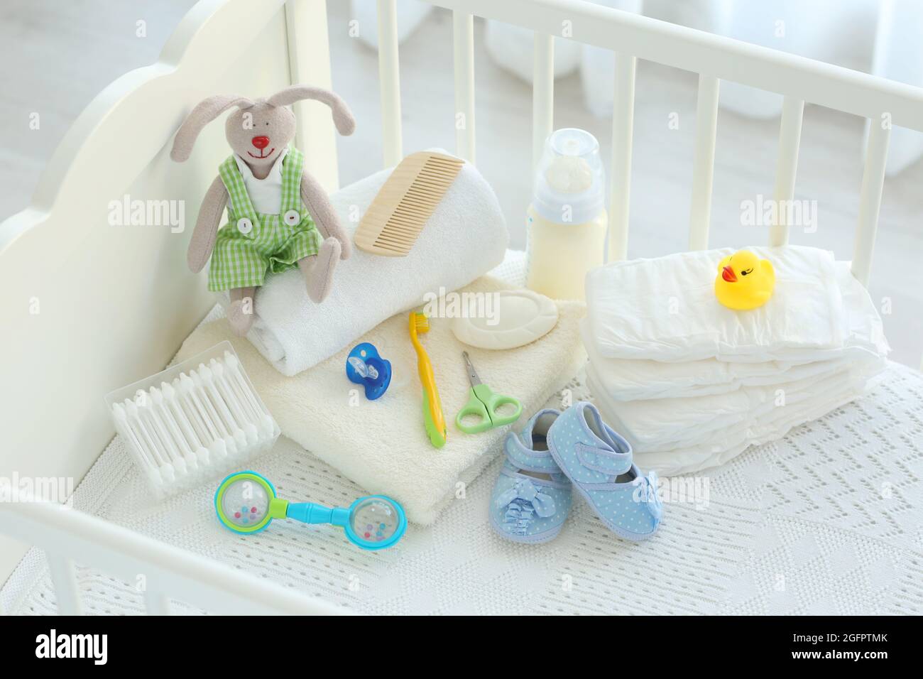 Juego de accesorios para la higiene del bebé en la cuna Fotografía de stock  - Alamy