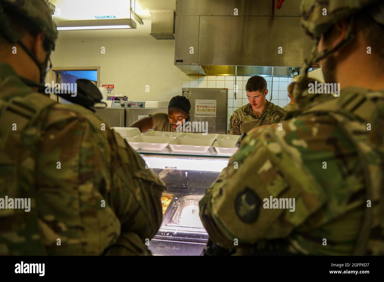 Kabul, Afganistán. 25th de agosto de 2021. Los cocineros del Ejército de los Estados Unidos proporcionan alimentos a miembros de la división Airborne de 82nd, en el Aeropuerto Internacional Hamid Karzai durante el Refugio de Operación Aliados el 25 de agosto de 2021 en Kabul, Afganistán. Crédito: Planetpix/Alamy Live News Foto de stock