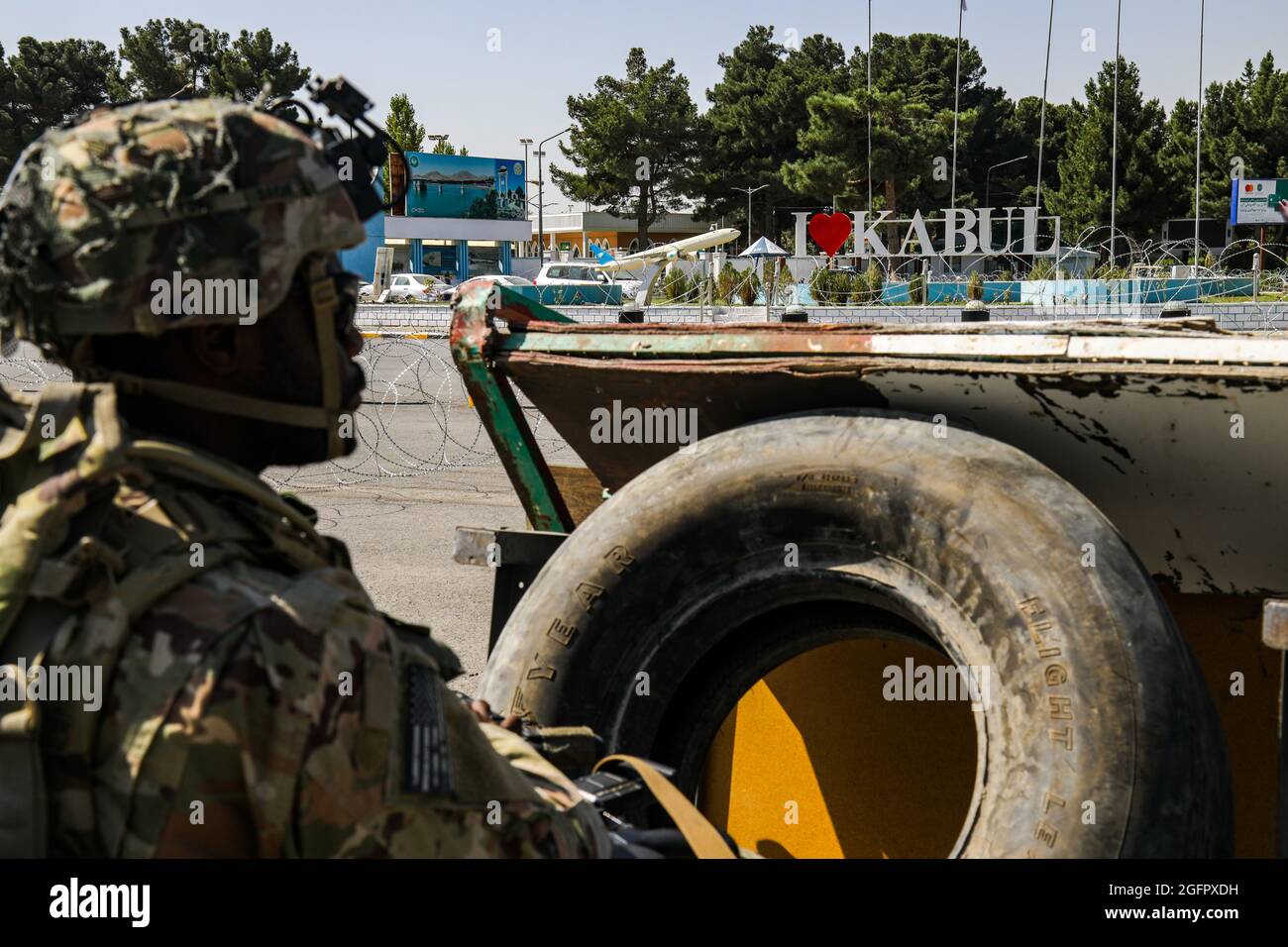 Kabul, Afganistán. 25th de agosto de 2021. Los soldados estadounidenses con la división Airborne de 82nd proporcionan seguridad alrededor del permitter del Aeropuerto Internacional Hamid Karzai durante el Refugio de Operación Aliados el 25 de agosto de 2021 en Kabul, Afganistán. Crédito: Planetpix/Alamy Live News Foto de stock
