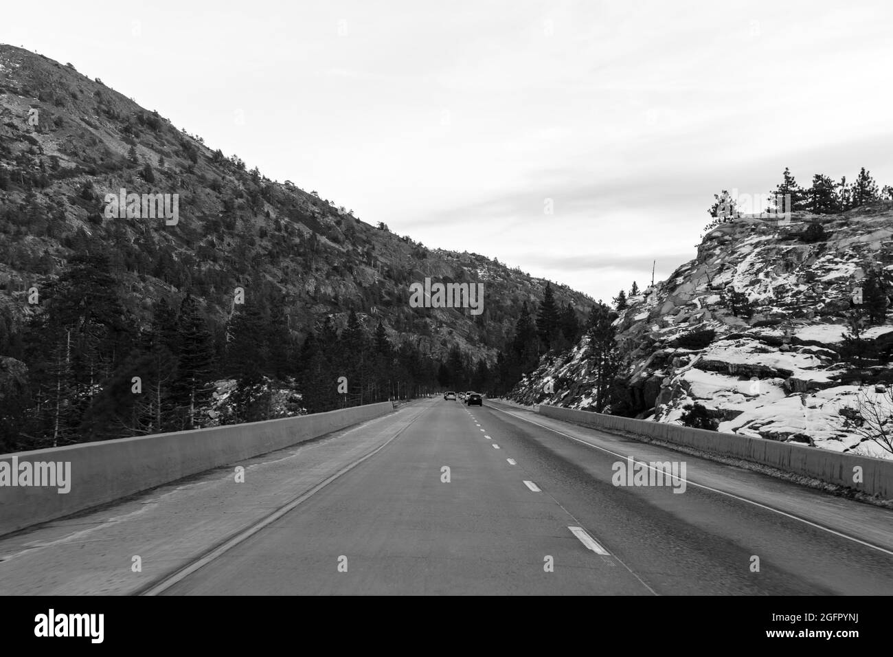 Montañas cubiertas de nieve que rodean la autopista interestatal 80 en Truckee, California, Estados Unidos Foto de stock