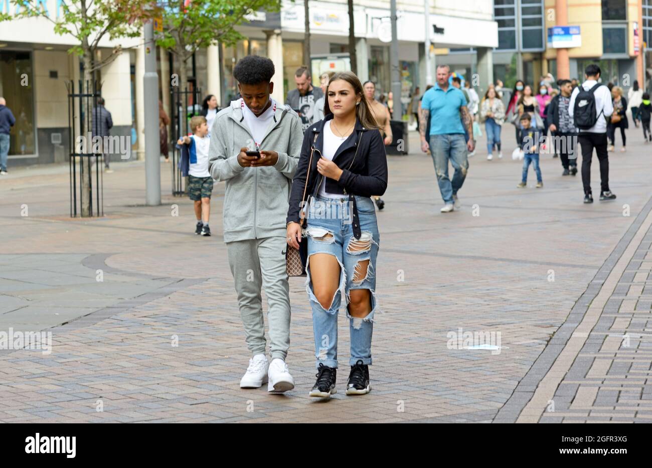 Un par de diferentes razas, juntos, jeans rasgados Fotografía de stock -  Alamy