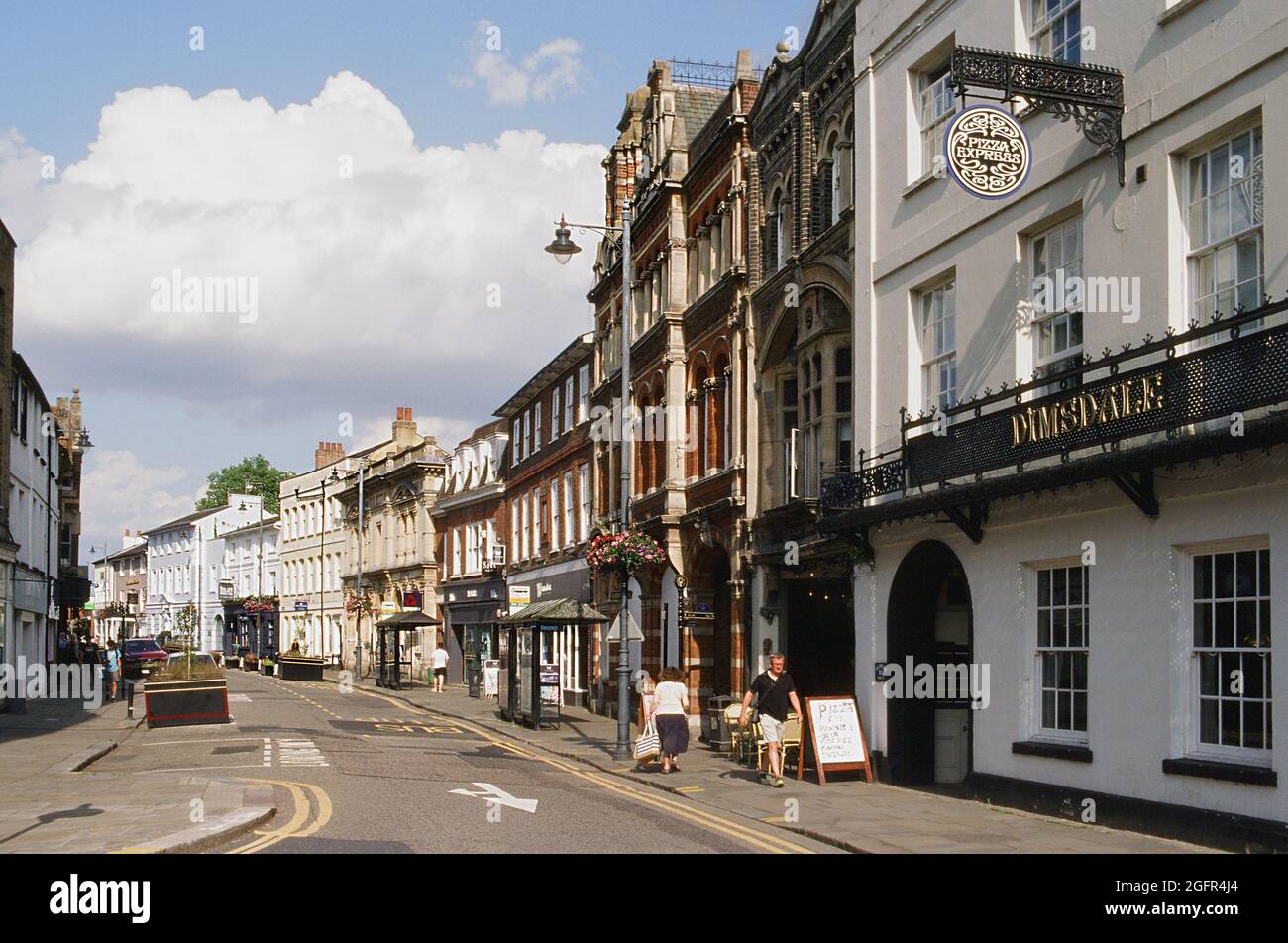 Fore Street, Hertford, Hertfordshire, Reino Unido, con edificios y peatones Foto de stock