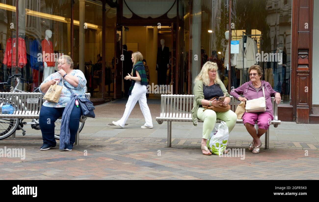 Mujeres de varios tamaños, en la calle. Foto de stock