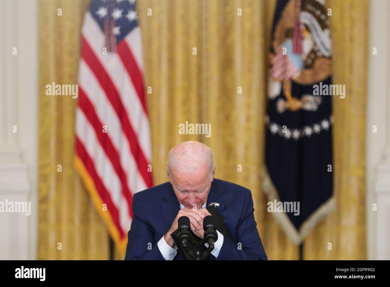 Washington, Estados Unidos. 26th de agosto de 2021. El presidente Joe Biden hace comentarios sobre el ataque terrorista en el Aeropuerto Internacional Hamid Karzai, y los miembros del servicio de EE.UU. Y las víctimas afganas muertos y heridos en la Sala Este de la Casa Blanca en Washington, DC el 26 de agosto de 2021. (Foto de Oliver Contreras/Sipa USA) Crédito: SIPA USA/Alamy Live News Foto de stock