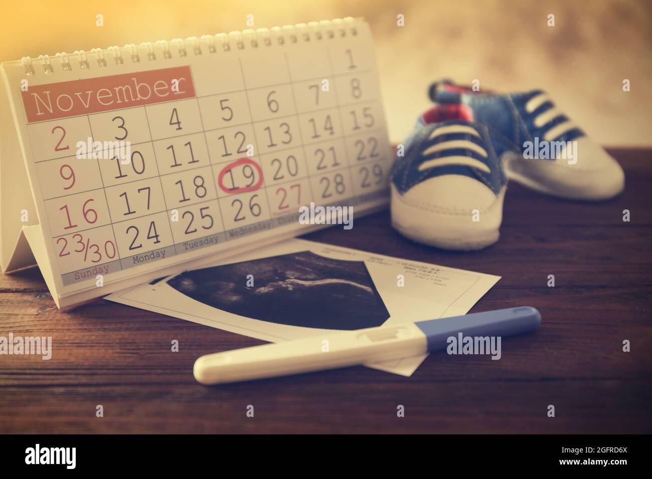 Calendario con marca, imagen de ultrasonido del bebé y el calzado infantil  en la tabla Fotografía de stock - Alamy