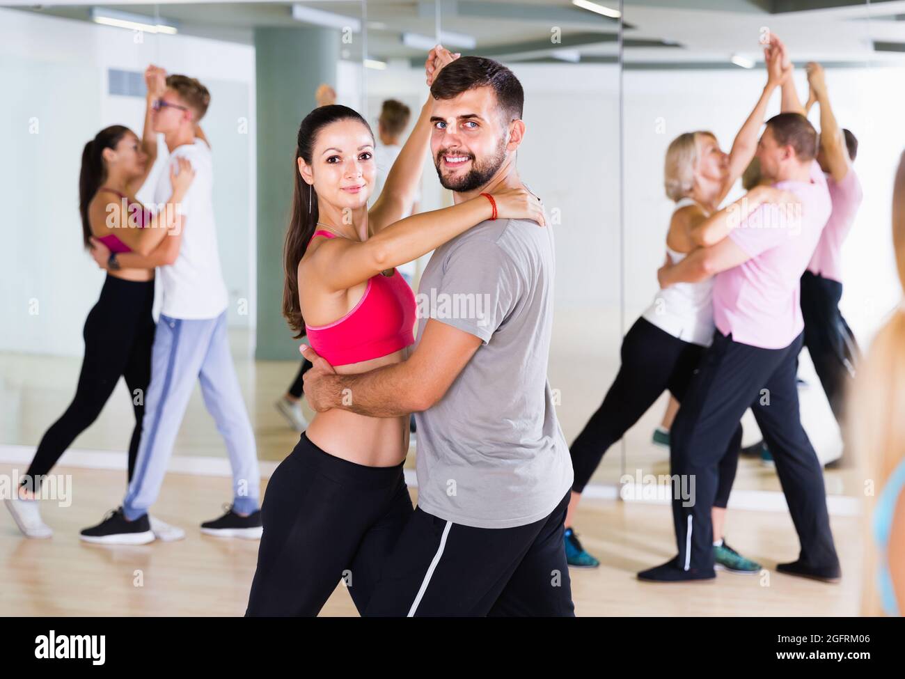 Las parejas de baile de salsa del aprendizaje en clase de baile