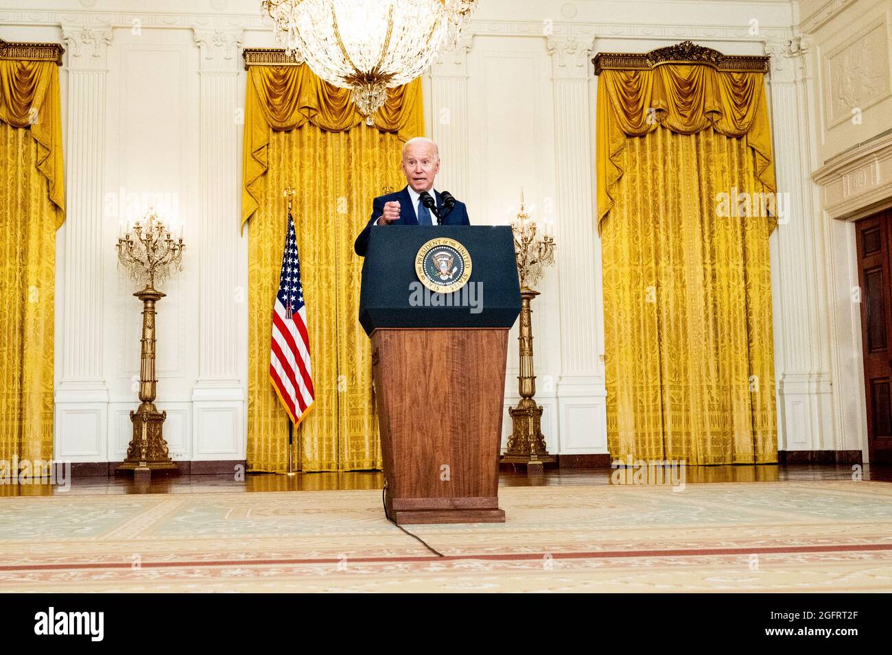 Washington, Estados Unidos. 26th de agosto de 2021. El Presidente Joe Biden habla en la Sala Este de la Casa Blanca sobre el ataque terrorista en el Aeropuerto Internacional Hamid Karzai en Kabul, Afganistán, y los miembros del servicio de EE.UU. Y las víctimas afganas muertas y heridas en el ataque. Crédito: SOPA Images Limited/Alamy Live News Foto de stock