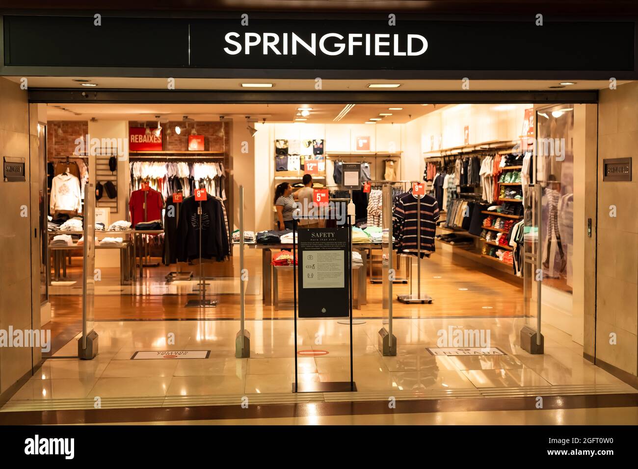 BARCELONA, ESPAÑA - 04 de agosto de 2021: Barcelona, Cataluña, España - 4th  2021 de agosto: Tienda de ropa Springfield en el centro comercial.  Springfield es un español Fotografía de stock - Alamy