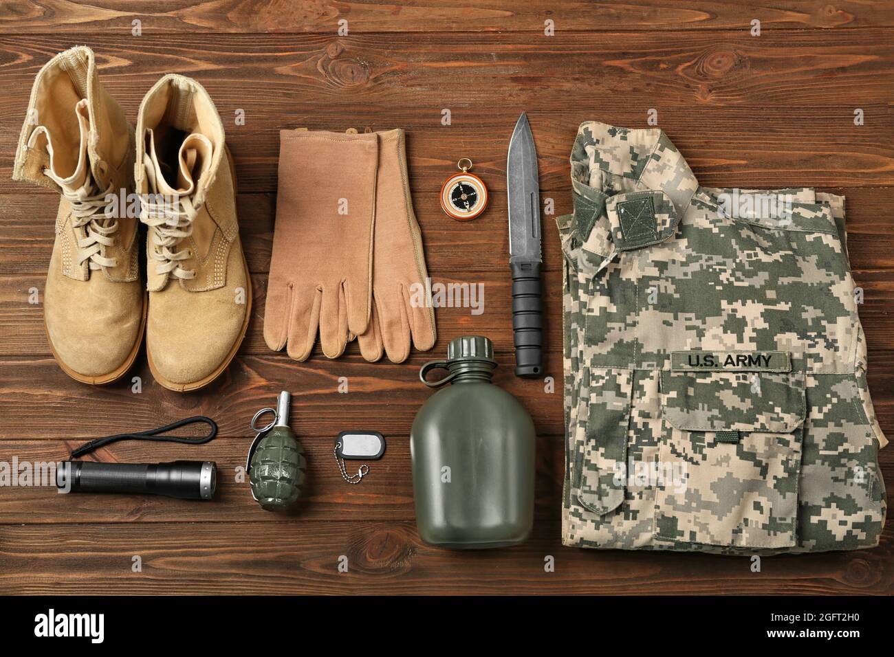 Conjunto de equipo militar sobre fondo de madera, vista superior Fotografía  de stock - Alamy
