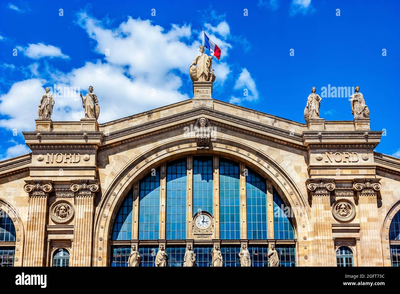 Gare du Nord Estación Norte Estaciones Bandera Edificio París Francia. Construido en 1860s, una de las seis estaciones de tren más transitadas de París Foto de stock