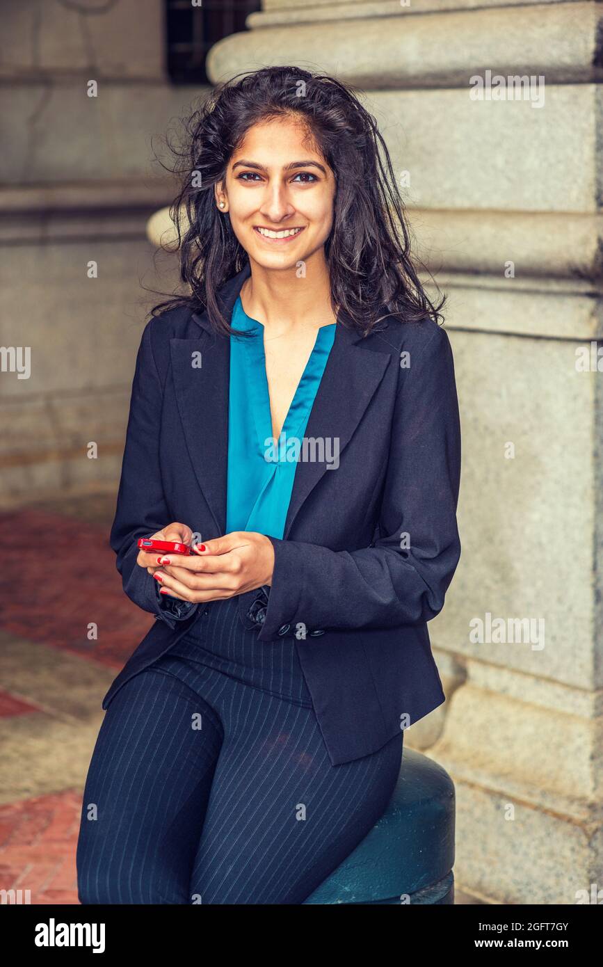 Mujer de negocios del este de los Estados Unidos con un blazer negro y  tacones cerca de la puerta de la oficina en Nueva York Fotografía de stock  - Alamy